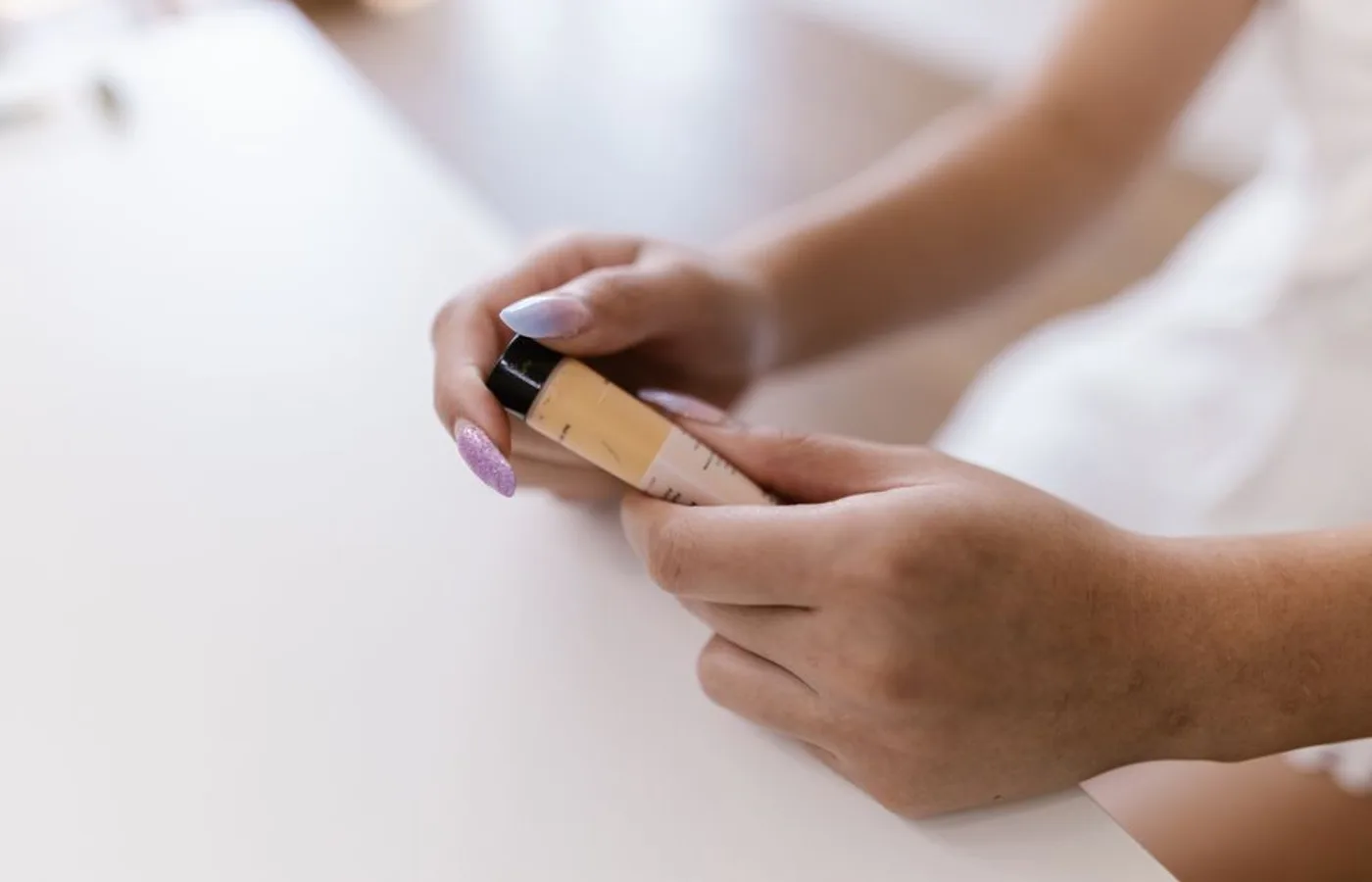 Modern, minimalistisk nagelsalong med ljus inredning
