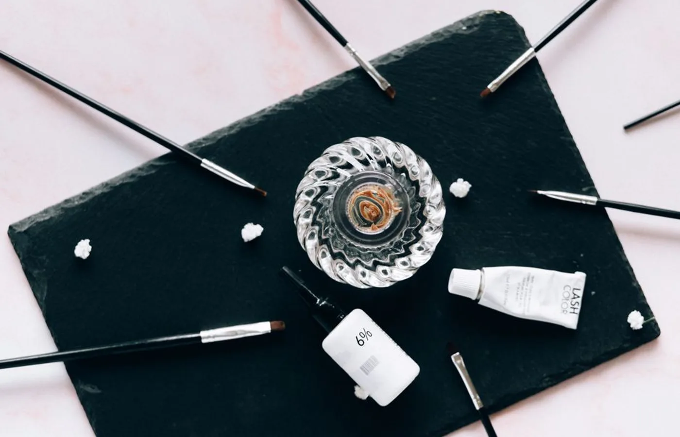 Moderne, minimalistisk neglesalon med lys indretning