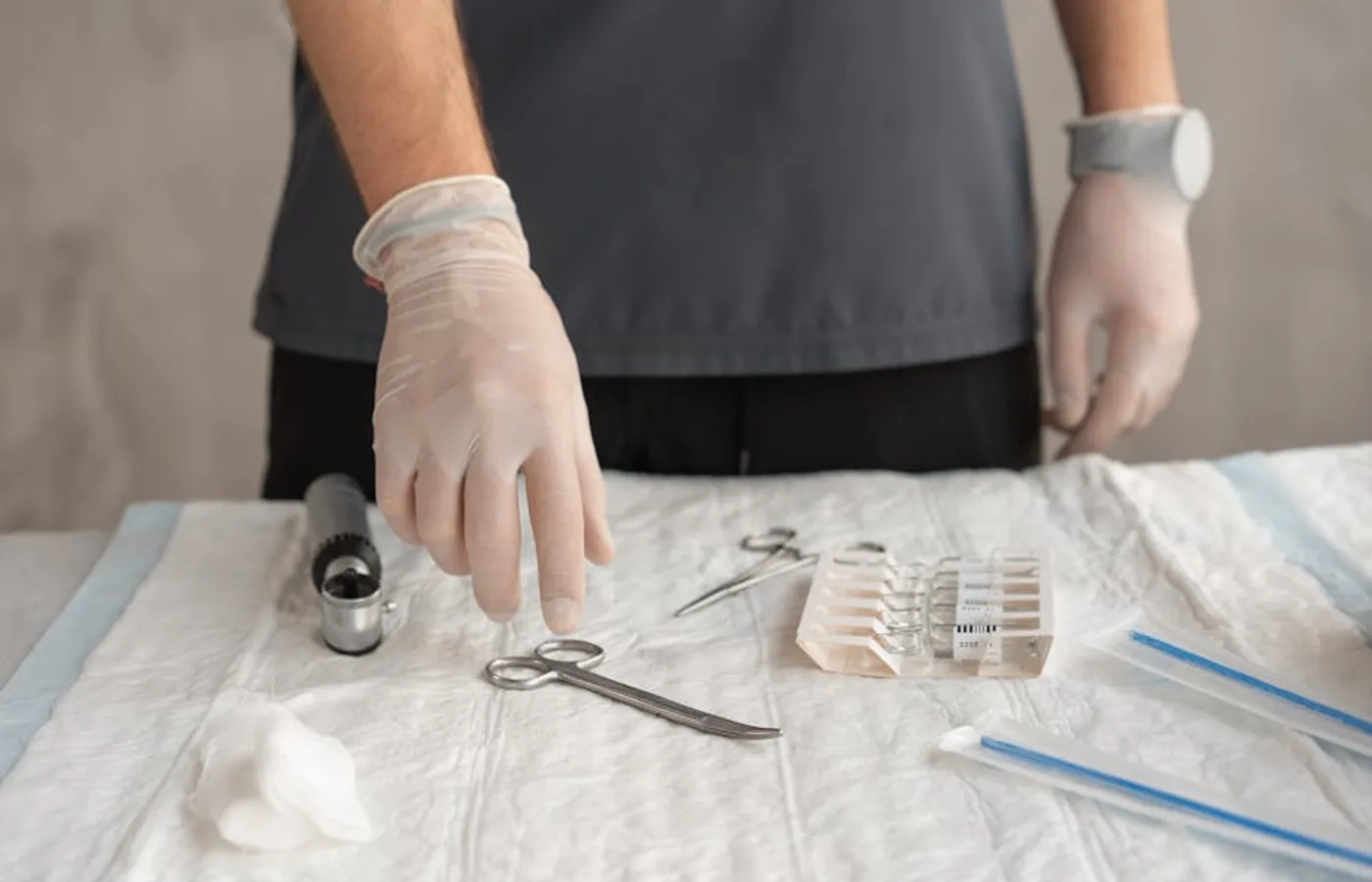 Steriliseret værktøj på en ren neglestation